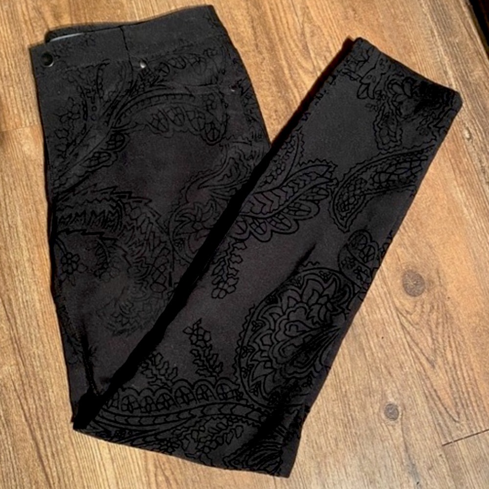 Le Chateau Black Textured Velvety Tone on Tone Pattern Slim Fit Pants!!! 
7/8